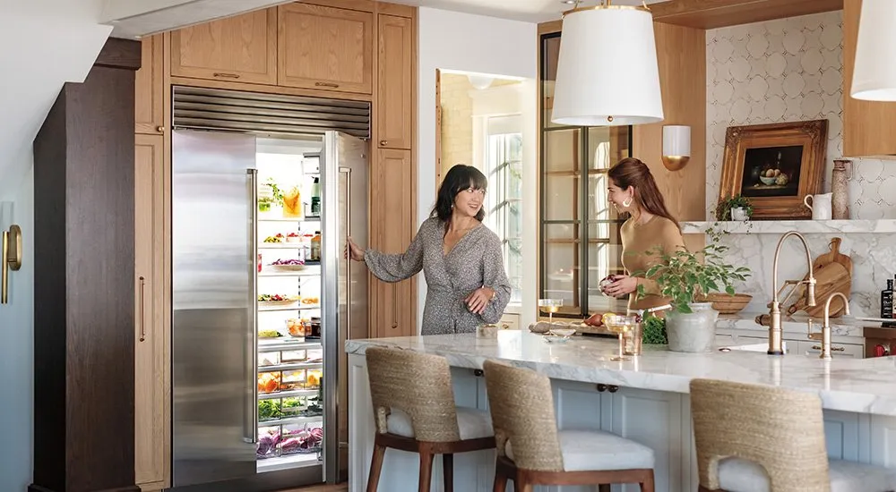 personas usando el refrigerador de la serie clasica